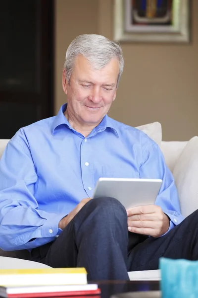 Uomo anziano che tiene tablet — Foto Stock