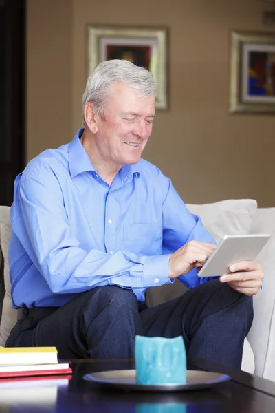 Gepensioneerde man met behulp van Tablet PC — Stockfoto