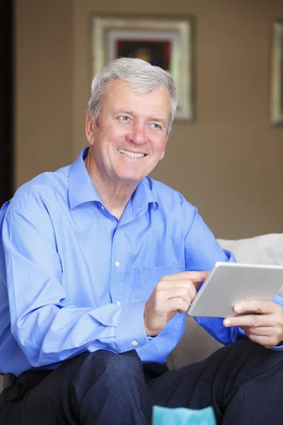 Homem sênior segurando tablet digital — Fotografia de Stock