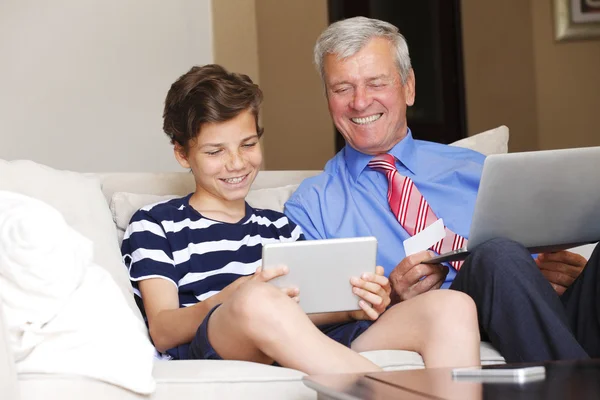 Nonno e suo nipote fare shopping online — Foto Stock