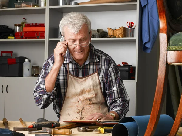 Menuisier travaillant dans son atelier — Photo