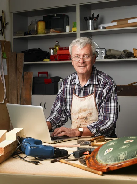 Carpenter sitting at his workshop — Stockfoto