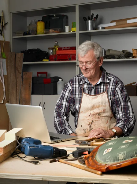 Smiling senior carpenter — 图库照片