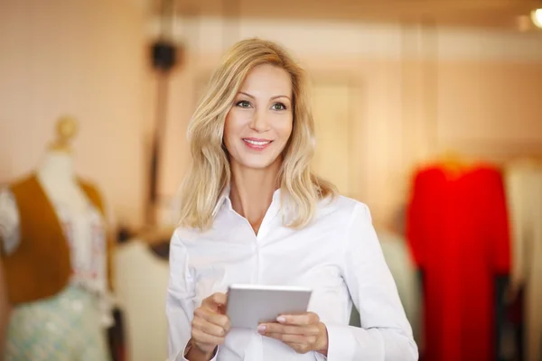 Store owner woman holding tablet — Stock Photo, Image