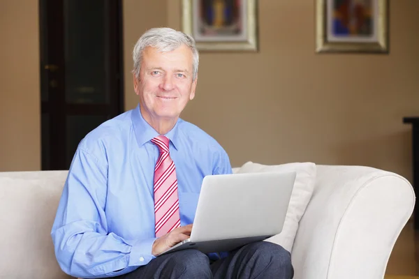 Senior man surfing on internet — Stockfoto