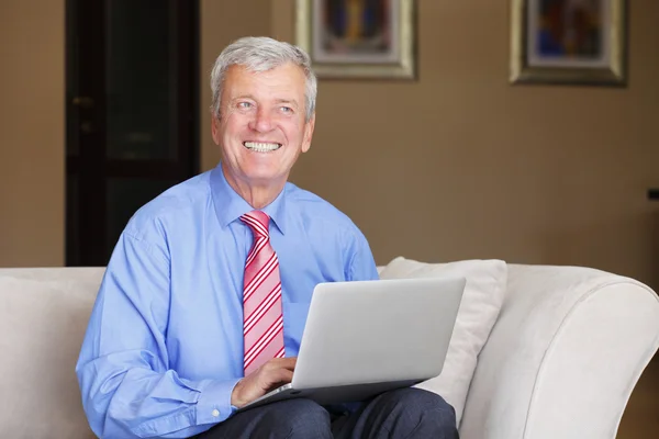 Aposentado homem idoso com laptop — Fotografia de Stock