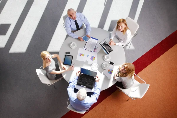 Mensen uit het bedrijfsleven in vergadering bespreken — Stockfoto