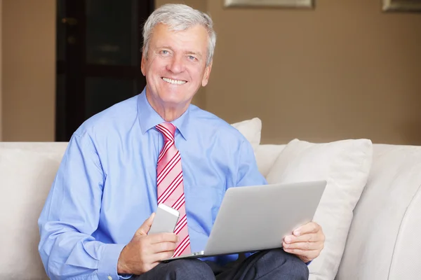 Retired man working online — Stockfoto