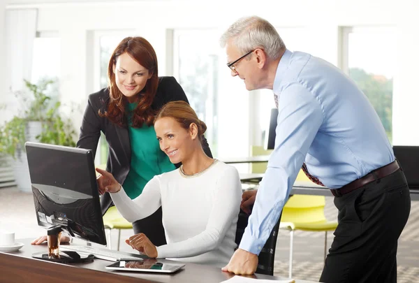 Femme d'affaires assise au bureau — Photo