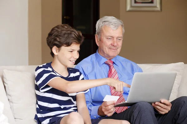 Boy and his grandfather shopping online — Φωτογραφία Αρχείου