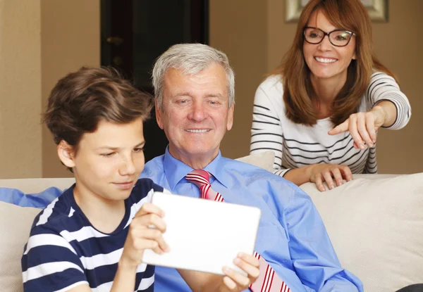 Adolescente seduto con suo nonno — Foto Stock