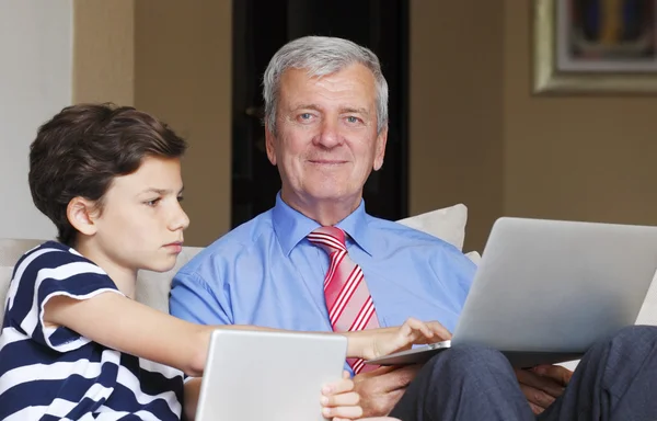 Menino com tablet digital sentado — Fotografia de Stock