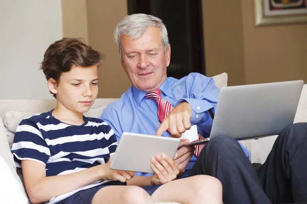 Grandfather and his grandson online shopping. — Stockfoto