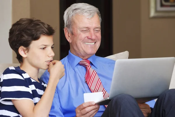 Grandfather and grandson shopping — ストック写真