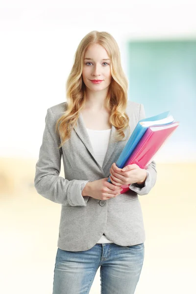 Sonriente estudiante femenina — Foto de Stock