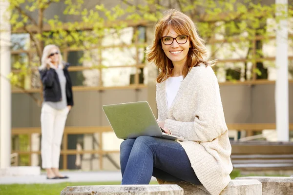 Busy businesswoman sitting at business park — Φωτογραφία Αρχείου