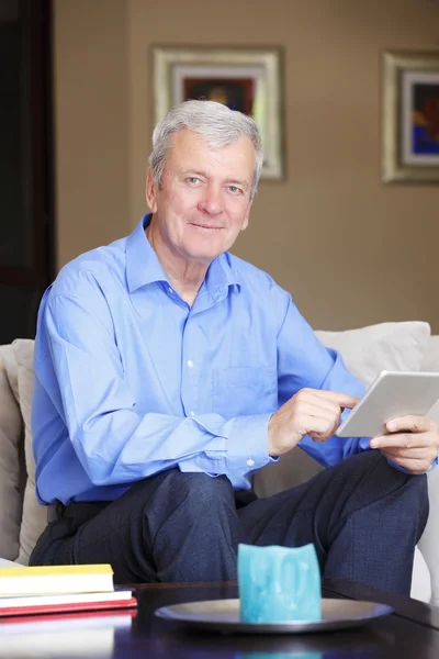 Man met digitale tablet — Stockfoto