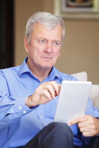 Senior man met Tablet PC — Stockfoto