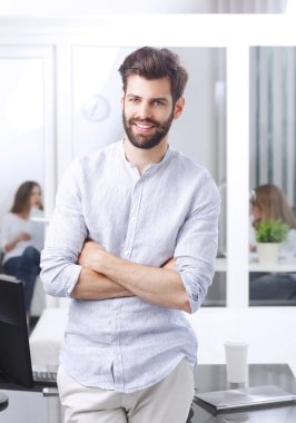 Ofiste duran bir iş adamı