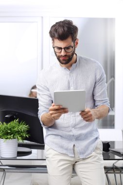 Dijital tablet ile genç işadamı 