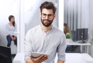 Dijital tablet tutan işadamı