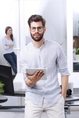 Dijital tablet tutan işadamı
