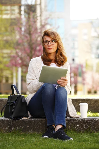 Zakenvrouw die digitale tablet gebruikt — Stockfoto