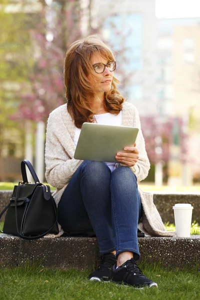 Mulher de negócios usando tablet digital — Fotografia de Stock