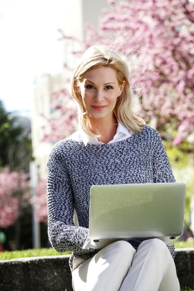 Kobieta pracuje w trybie online z laptopa — Zdjęcie stockowe