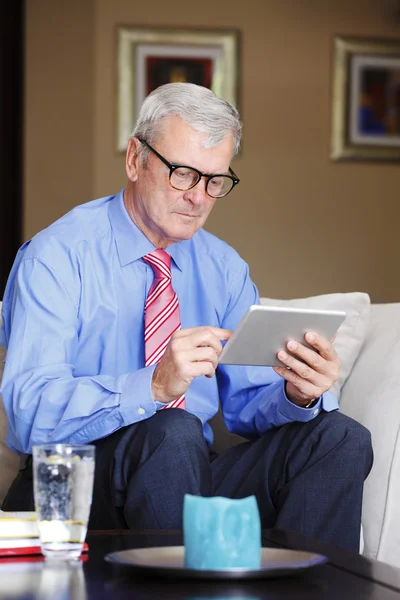 Zakenman om thuis te zitten — Stockfoto