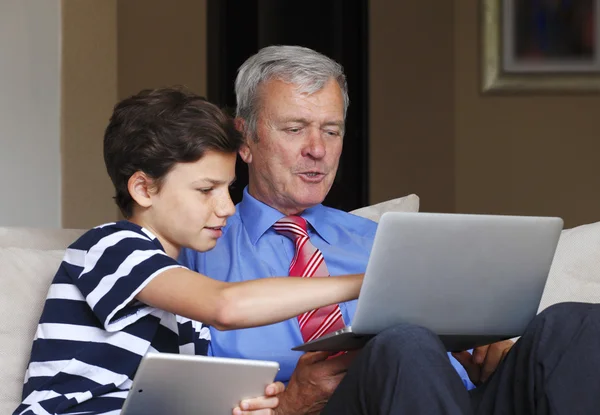 Teenager teaching  grandfather — Stockfoto