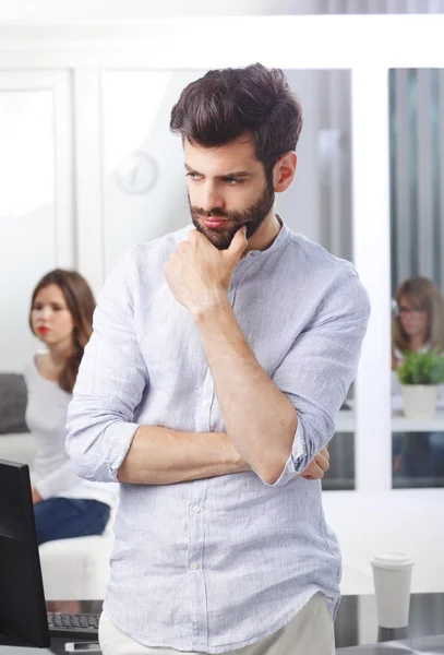 Geschäftsmann steht im Büro — Stockfoto