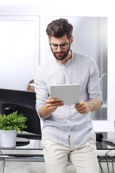 Jovem Empresário com tablet digital — Fotografia de Stock