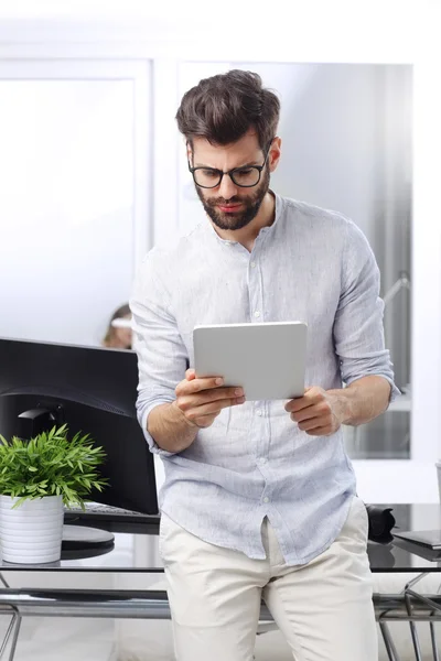 Joven Empresario con tablet digital —  Fotos de Stock