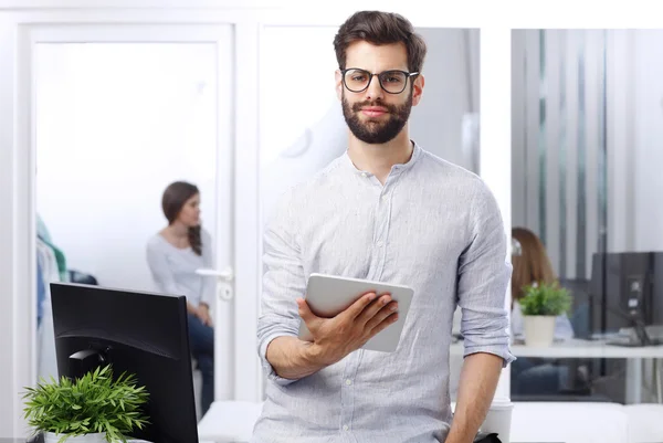 Geschäftsmann mit digitalem Tablet — Stockfoto