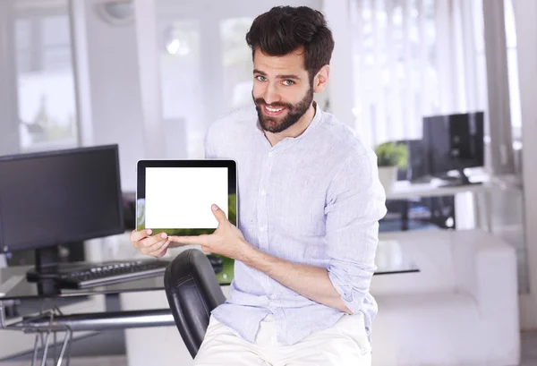 Casual businessman sitting at office — Stock Photo, Image