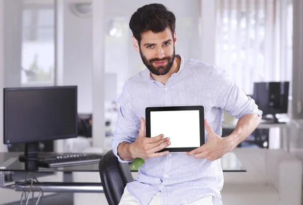 Homem de negócios casual sentado no escritório — Fotografia de Stock