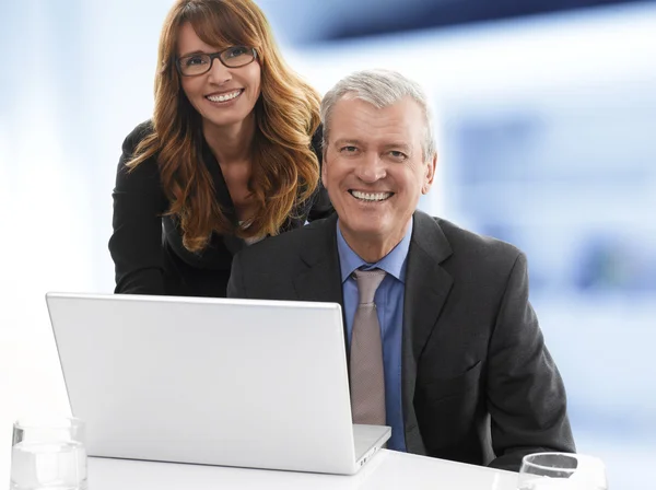 Senior-Geschäftsmann hinter Laptop — Stockfoto