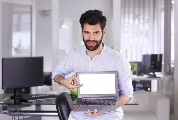 Affärsman som sitter på kontor — Stockfoto