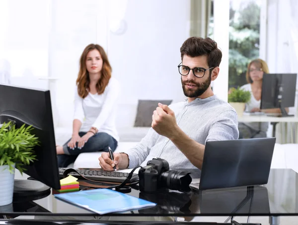 Graphic man sitting at studio — Stock Photo, Image