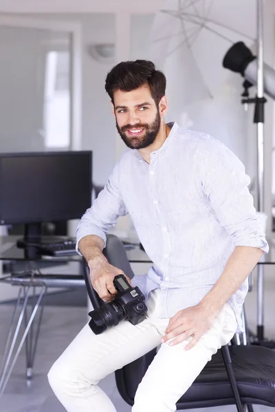 Fotograf siedząc w swojej pracowni — Zdjęcie stockowe