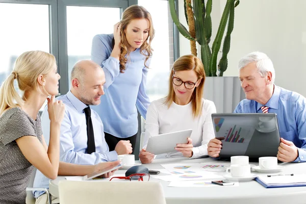 Business group working on financial plan — Stockfoto