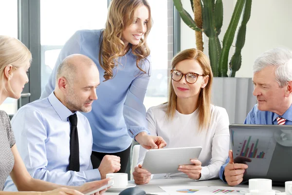 Business group working on financial plan — Stockfoto