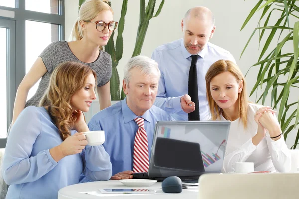 Equipe de negócios trabalhando na apresentação — Fotografia de Stock