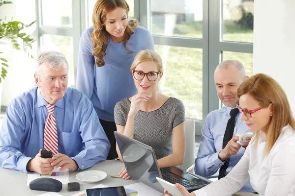 Vrouwelijke ondernemers en ondernemers rond conferentietafel — Stockfoto