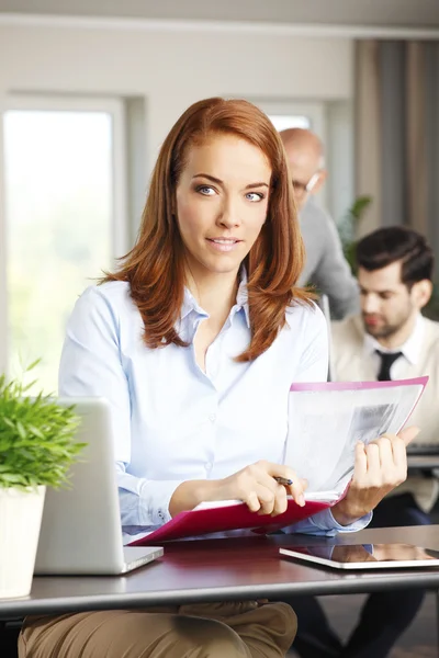 Executive businesswoman in front of laptop — Stockfoto