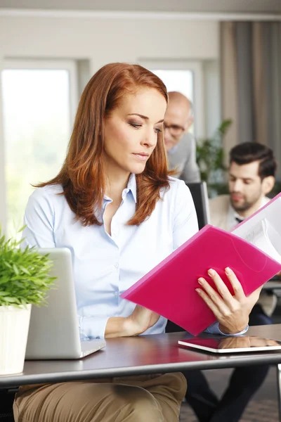 Financial officer holding business report — Stock Photo, Image