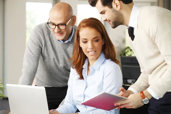 Business team analyzing financial data — Stock Photo, Image