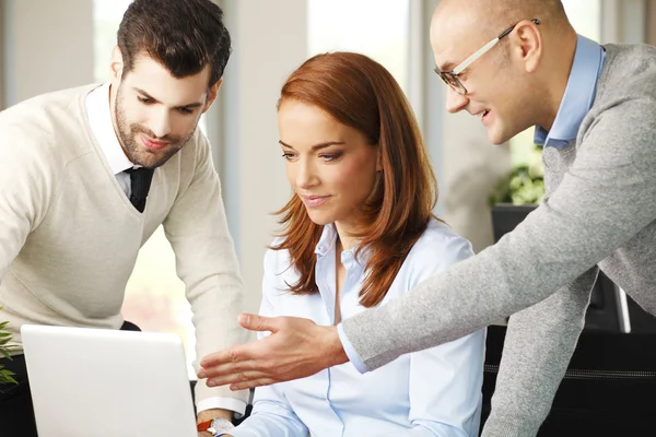 Businessman point out laptop — Stockfoto