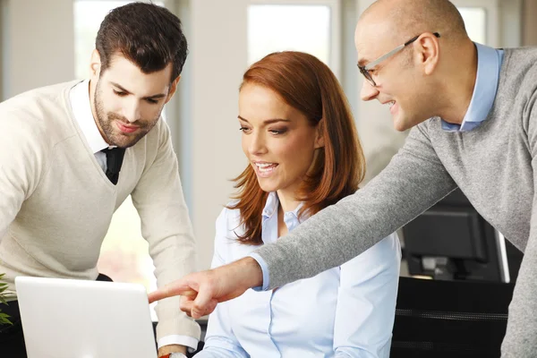 Senior businessman point out the laptop — Stockfoto